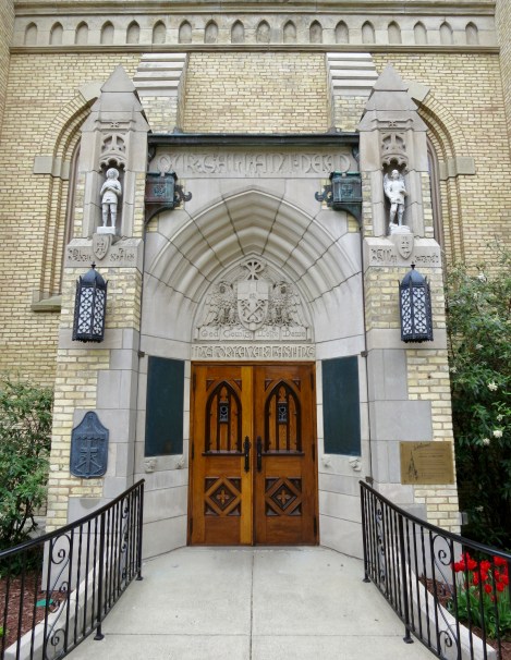 Basilica_of_the_Sacred_Heart_(Notre_Dame,_Indiana)_-_exterior,_east_portal,_memorial_to_Notre_Dame_students_killed_in_WWI 2